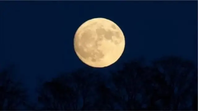 জ্যোতির্বিদরা বলছেন চাঁদ কবে দৃশ্যমান হবে সেটা আগেই জানা সম্ভব