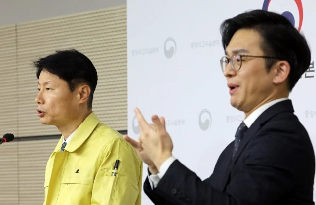 수어를 모국어로 하고 있는 청각장애인들에게는 자막 방송이나 한국어로 된 기사를 이해하는 것이 어려워 전문가들은 정보 소외를 우려한다