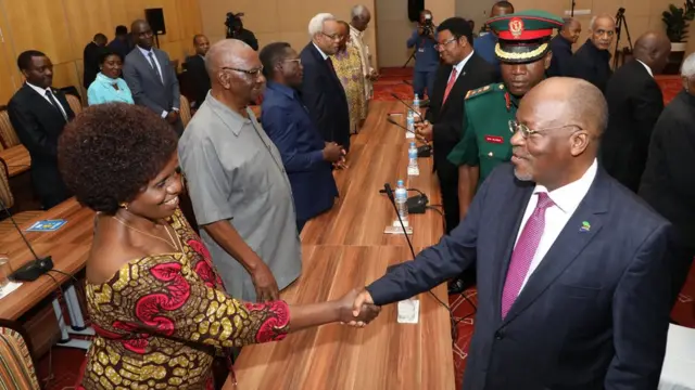 Magufuli akisalimiana na Spika Mstaafu Anne Makinda. Aliyeketi karibu na Bi Makinda ni Spika Msaafu Pius Msekwa