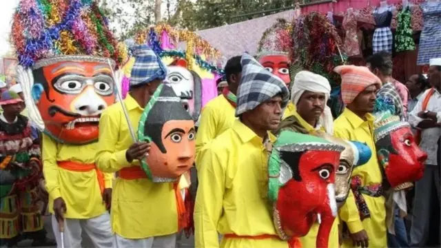 ડાંગ દરબારનો મેળો ઘણો રંગીન હોય છે