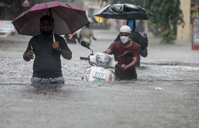 मुम्बईमा ठूलो वर्षा भएपछि पानी जम्न थालेको छ