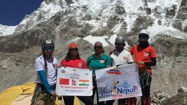 आधार शिविरमा कल्पना दाश र अन्य महिला आरोहीहरू