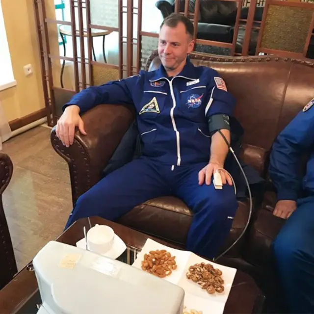 Nick Hague luego del aterrizaje de emergencia con un monitor de presión