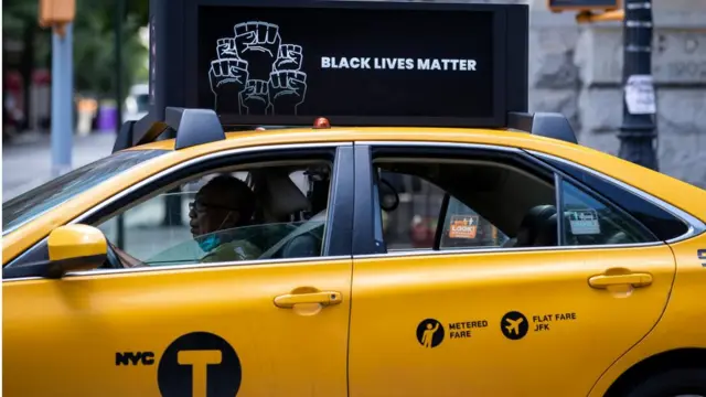 নিউ ইয়র্কের হলুদ ট্যাক্সি চালকরা বর্ণবাদ-বিরোধী স্লোগান 'ব্ল্যাক লাইভস ম্যাটার' তাদের গাড়ীতে স্থান দিয়েছেন, ১২-০৬-২০২০।