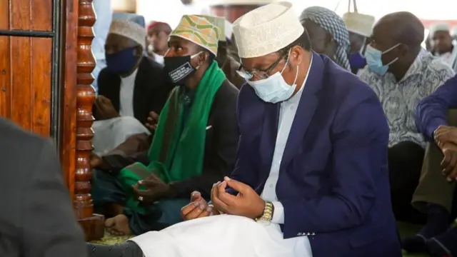 Waziri Mkuu Kassim Majaliwa akiwa kwenye swala