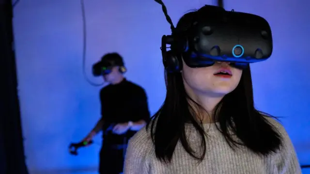 chicos usando realidad virtual