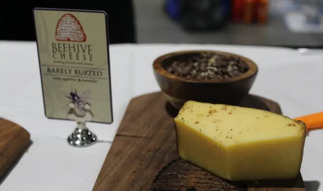 Un pedazo de queso Barely Buzzed con café y lavanda.