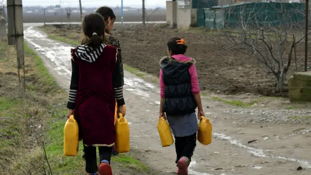 Девочки несут воду