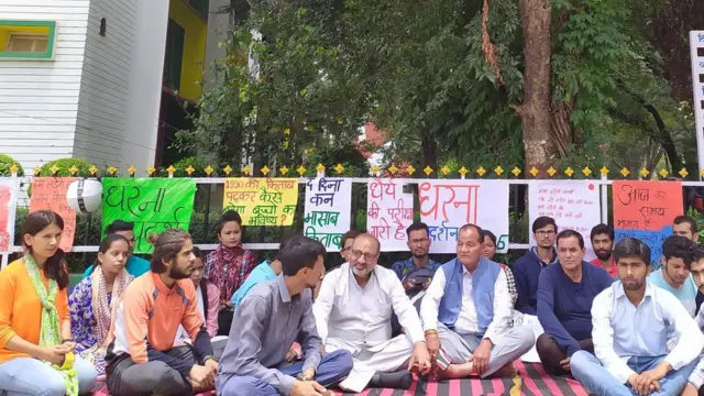 शिक्षक पुस्तक आंदोलन के दौरान लक्ष्मण सिंह महर महाविद्यालय में जारी धरना प्रदर्शन