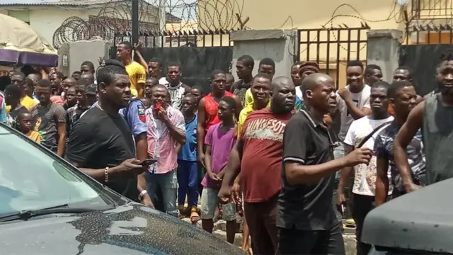 Naira Marley fans outside di court