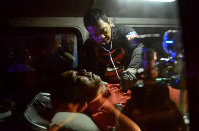救护车将受伤人员送往医院救治。