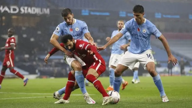 محمد صلاح يراوغ لاعبين من مانشستر سيتي