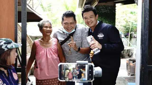 ผู้สมัครนายกเทศมนตรีเมืองบุรีรัมย์เดินสายพบปะชาวบ้าน