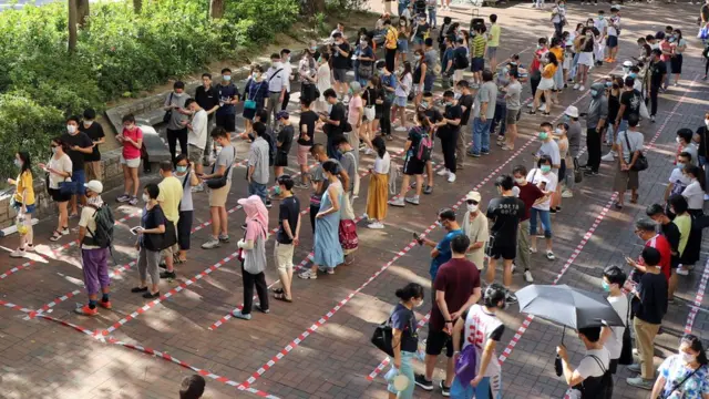 香港新界大埔大批群众在民主派立法会初选投票点外排队等候(11/7/2020)