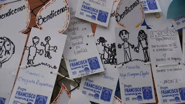 Pósters de familias que dejaron dibujos y mensajes para el Papa en su visita a México.