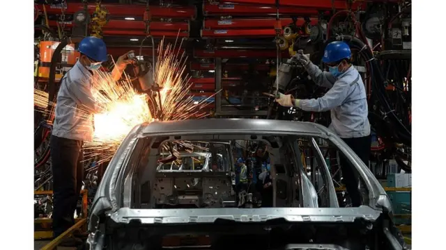 คนงานกำลังเชื่อมตัวถังรถในโรงงานรถยนต์ของฟอร์ดที่เมืองไฮ ดวง ทางตอนเหนือของเวียดนาม เศรษฐกิจเวียดนามกำลังขยายตัวอย่างรวดเร็ว ขับเคลื่อนด้วยการส่งออกสินค้าต่าง ๆ ตั้งแต่รองเท้าไนกี้ไปจนถึงโทรศัพท์ซัมซุง