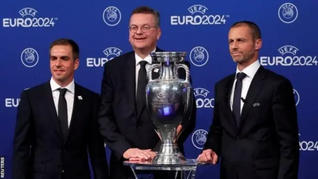 Philip Lahm, Almanya Futbol Federasyonu Başkanı Reinhard Grindel ve UEFA Başkanı Aleksander Caferin