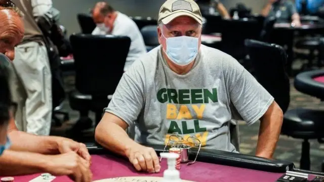 لا تنظر إلى عيون اللاعبين الآخرين لمعرفة أوراقهم، بل من الأفضل أن تتابع أيديهم