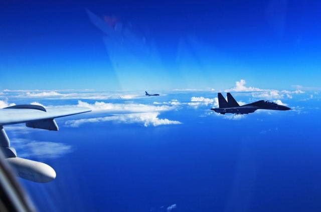 图为中国苏-30战机与轰-6K轰炸机2016年9月25日飞越宫古海峡，参加演习的画面。