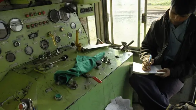 రైలు ఇంజిన్‌ను పరిశీలించి నివేదిక రాస్తున్న ఇంజినీర్