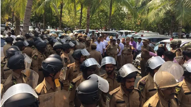 கூவத்தூர் தனியார் விடுதிக்கு அருகே ஏராளமான காவல் துறையினர் வந்துசேர்ந்தனர்