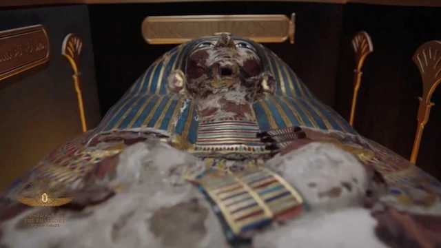 ร่างมัมมี่ที่อยู่ในหีบพระศพเดิมนั้น ถูกบรรจุลงในหีบใส่ไนโตรเจนเหลวอีกชั้นหนึ่ง