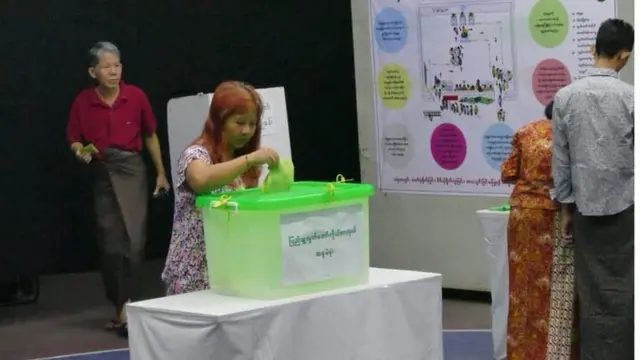 ဆန္ဒမဲ လာရောက်ပေးကြသူများ