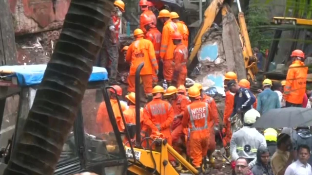 कुर्ला इथे इमारत कोसळली