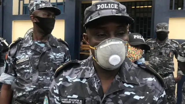 Le commissaire Hyachinthe Ouffouet et ses hommes