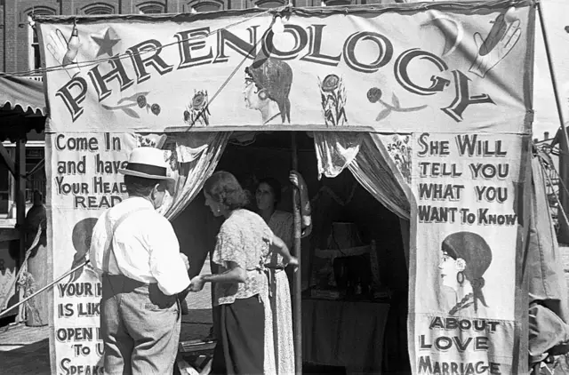 un puesto de frenología en una feria en Ohio.