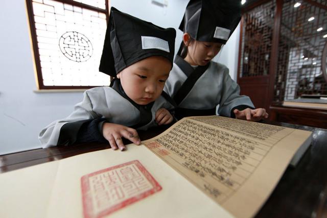 与相对固定的汉字不同，汉语从古至今发音变化很大。