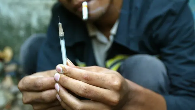 Большинство новых случаев заболевания вирусом гепатита С происходит среди наркоманов, которые используют общие шприцы для внутривенных инъекций