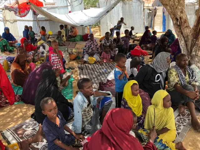 Dad ka soo barakacay Walaweyn iyo Janaale oo ku tabaalaysan duleedka Muqdisho