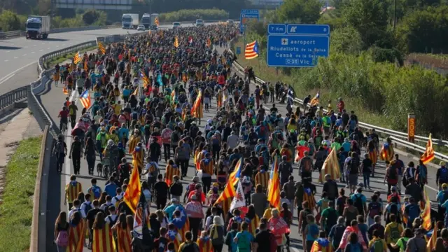 carretera con manifestantes en Cataluña.