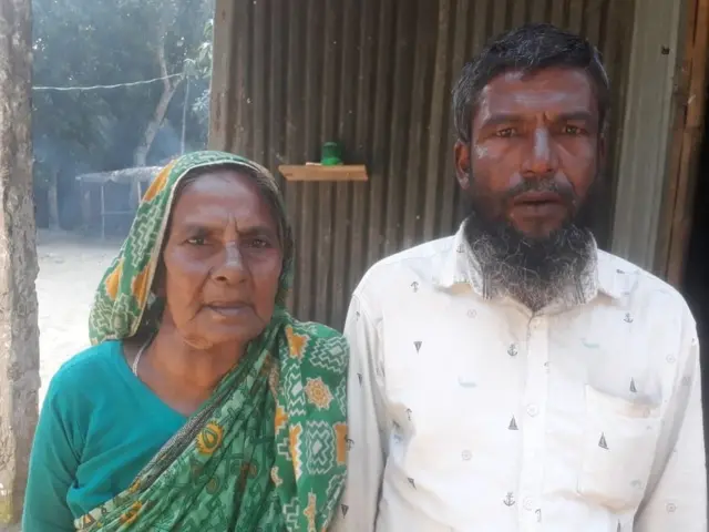 ছেলে লুকুমুদ্দিনের সঙ্গে জমিলা খাতুন। দু বছর বয়সে এই ছেলেকেই পানিতে ফেলে দিয়েছিলেন তিনি।