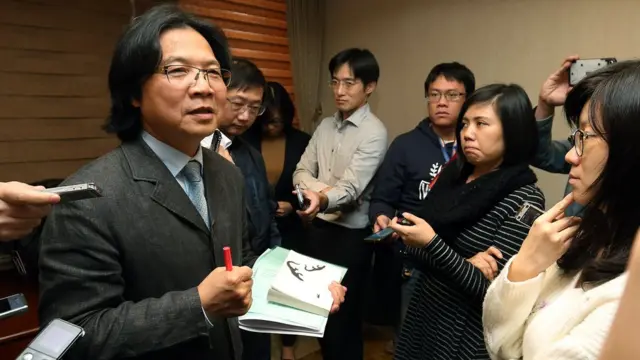 台湾内政部长叶俊荣（左）向妇联会下达了"最后通牒"。