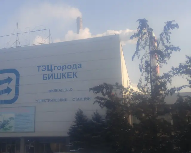 Жылуулук борбору кечээтен бери жылытуу системасы үчүн берилчү сууда өксүк жок экенин айтып, жакын арада үйлөр мурдагыдай жылый турганын убада кылууда.