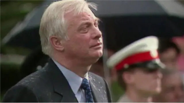 彭定康離開總督府前望著英國國旗