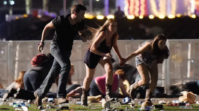Tres personas corren tras el tiroteo en Las Vegas