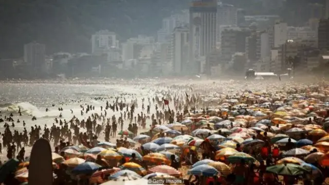 Jika kerumunan orang dan kebisingan meningkatkan tingkat kecemasan, maka Anda akan mencapai titik puas lebih cepat.