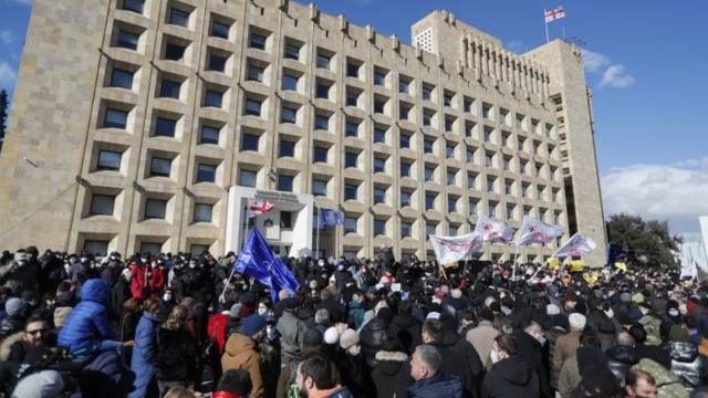 У здания правительства в Тбилиси собрались сторонники оппозиции
