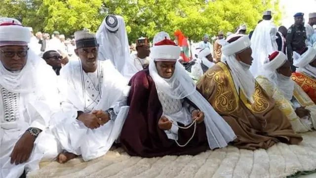 Gwamnan jihar Sakkwato Aminu Tambuwal tare da Sarkin Musulmi Muhammad Sa'ad Abubakar III a masallacin idi ranar Lahadi
