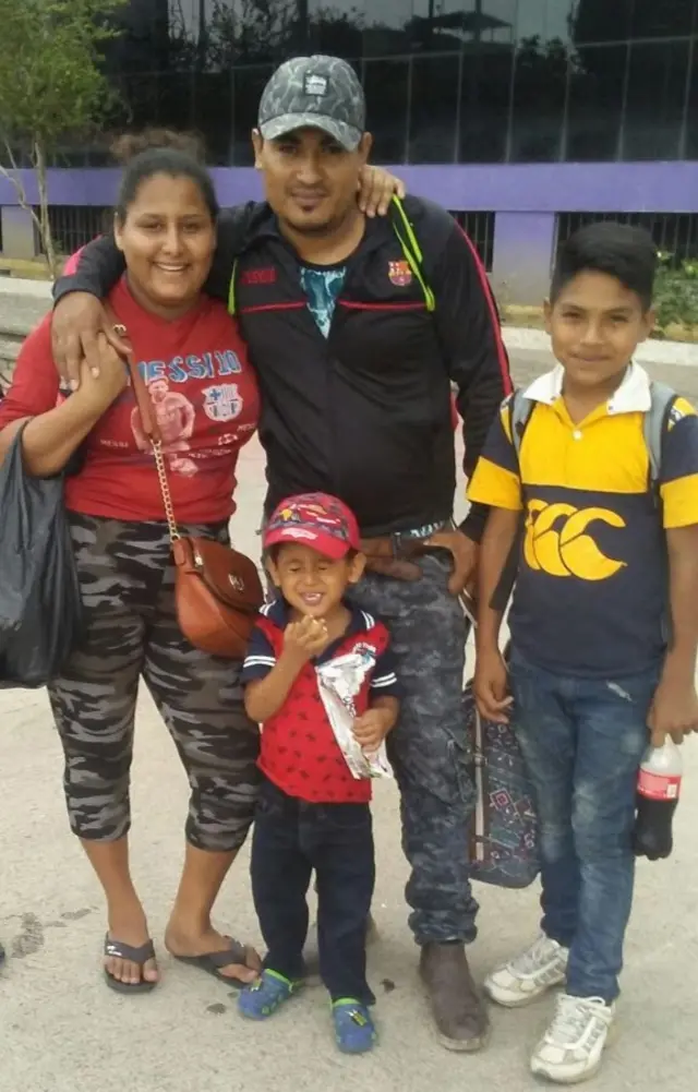 Nubia, Josè, Yair y Brayan en la caravana de migrantes.