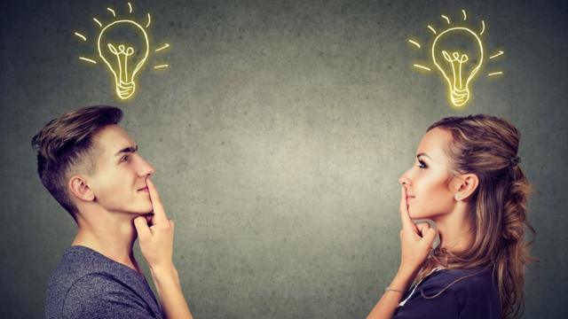 Homem e mulher com uma lâmpada desenhada sobre suas cabeças