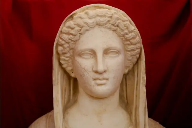 Wani gunkin Persephone na Karni na Biyu da aka mika wa ofishin huddar jakadancin kasar Libya a London babban birnin kasar Birtaniya. An kwace wannan sassakakken gunkin daga wurin ajiyar kayan tarihi da Majalisar Dinkin Duniya ke karewa, wanda daga bisani aka yi fasa-kwaurinsa zuwa kasar ta Birtaniya inda 'yansandan kan iyaka suka kwace.