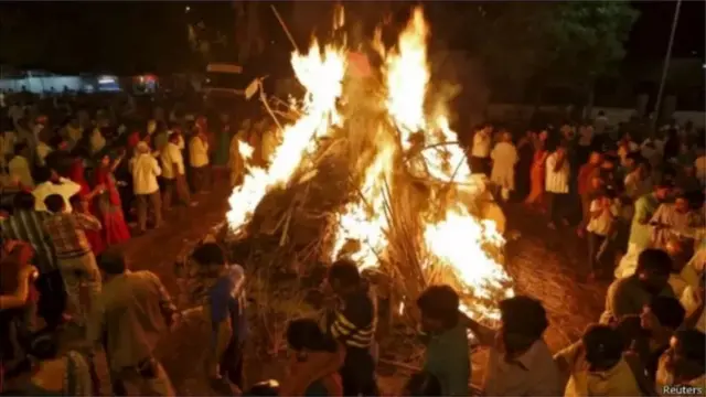 હોળીના ઉલ્લાસ અને આનંદના સમયે આવી નિરાશાત્મક વાતો સાંભળનારને ન ગમે, એટલે તેના અંતમાં તેજકવિએ મહેન્દ્રની મર્યાદાને સમજતા મામૂલ વિયોગ સ્વીકારી લે છે