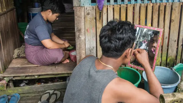 အခြေခံလူတန်းစား တွေအတွက် အလုပ်လက်မဲ့ ပြဿနာ၊ စားသောက်ရေးပြဿနာအတွက် အစိုးရက ဖွဲ့စည်း ထားတဲ့ ကော်မတီတွေမှာ ဖြေရှင်းဖို့အတွက် စနစ်တကျ လုပ်ဆောင်နေတာမျိုးကိုလည်း သူတို့ အနေနဲ့ သိထားရတာမျိုးကို မရှိဘူးလို့ စီးပွားရေးပညာရှင်တွေက ပြောကြပါတယ်။