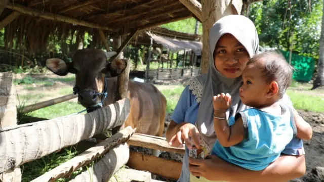 Endang Kurniati warga Desa Kuta yang masih bertahan di bulan April