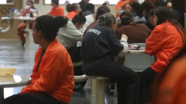 Detenidas en el centro Otay Mesa que procesa a inmigrantes indocumentados en San Diego, California.