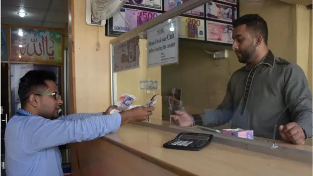 টাকা বা ডলারের ব্যবহার ও আন্তর্জাতিক বিনিময়ের মাধ্যমে করোনাভাইরাস শুধু একটি দেশের মধ্যে নয় বরং বিভিন্ন দেশে ছড়িয়ে পড়তে পারে এবং এটি মারাত্মক আকার ধারণ করতে পারে।